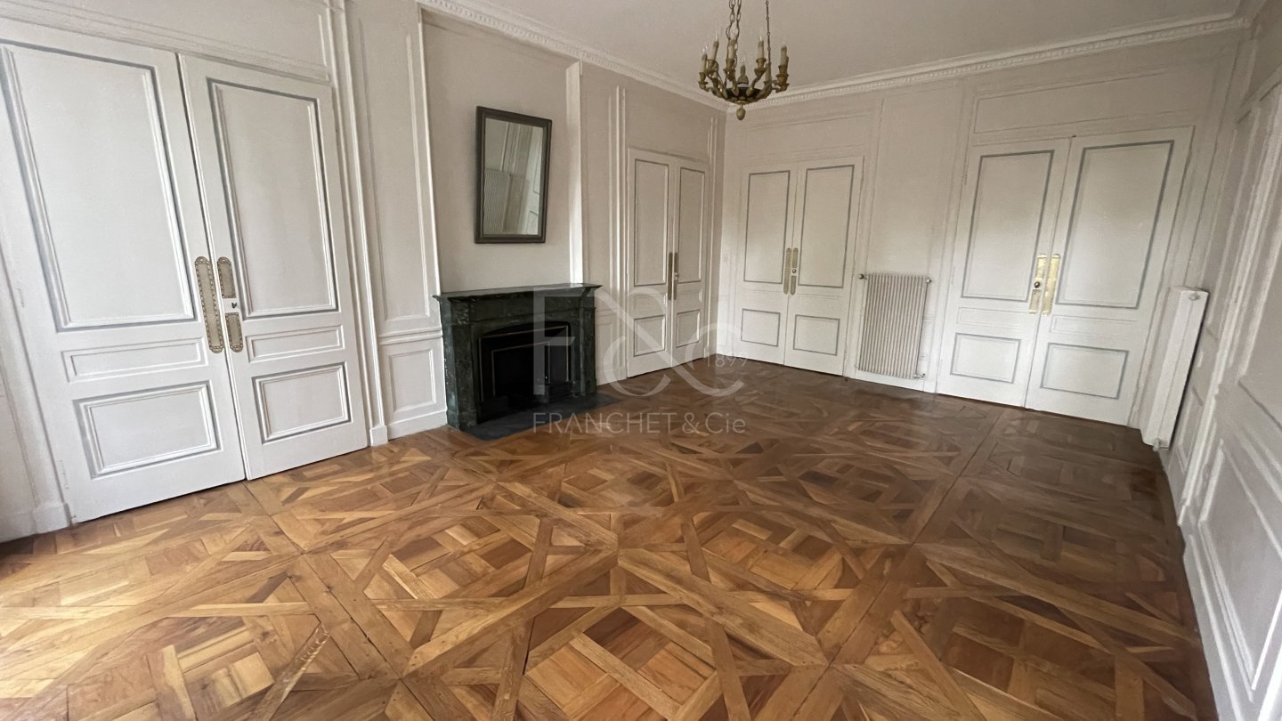 APPARTEMENT T5 A LOUER - LYON 6EME ARRONDISSEMENT - 182.42 m2 - 2 320 &euro; charges comprises par mois