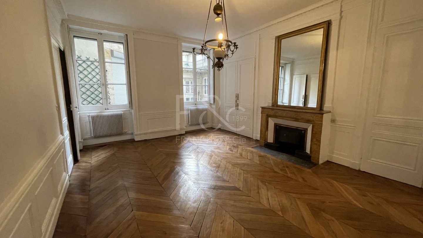 APPARTEMENT T5 A LOUER - LYON 6EME ARRONDISSEMENT - 182.42 m2 - 2 320 &euro; charges comprises par mois