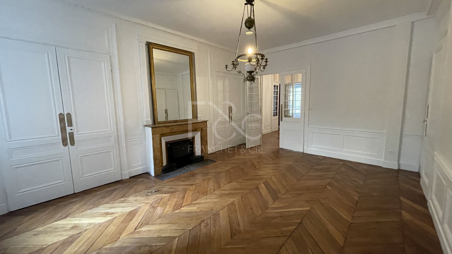 APPARTEMENT T5 A LOUER - LYON 6EME ARRONDISSEMENT - 182.42 m2 - 2 320 &euro; charges comprises par mois