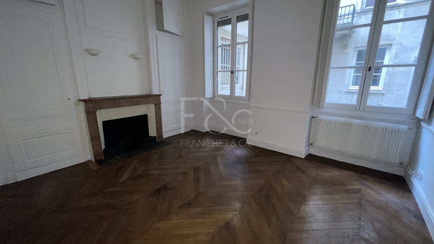 APPARTEMENT T5 A LOUER - LYON 6EME ARRONDISSEMENT - 182.42 m2 - 2 320 &euro; charges comprises par mois