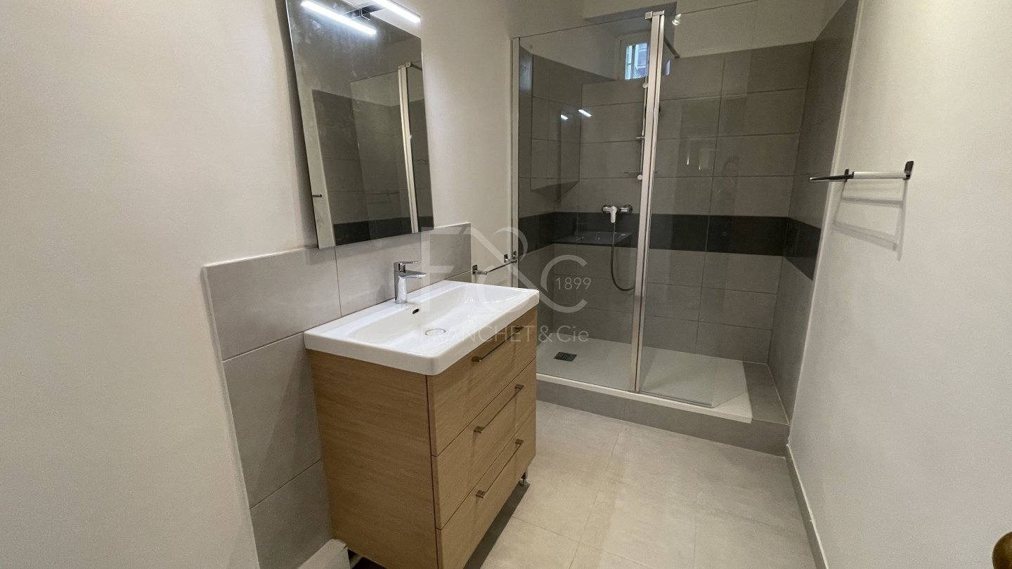 APPARTEMENT T5 A LOUER - LYON 6EME ARRONDISSEMENT - 182.42 m2 - 2 320 &euro; charges comprises par mois