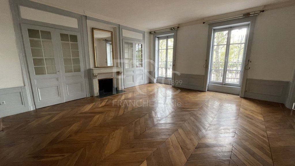 APPARTEMENT T5 A LOUER - LYON 6EME ARRONDISSEMENT - 182.42 m2 - 2717 € charges comprises par mois