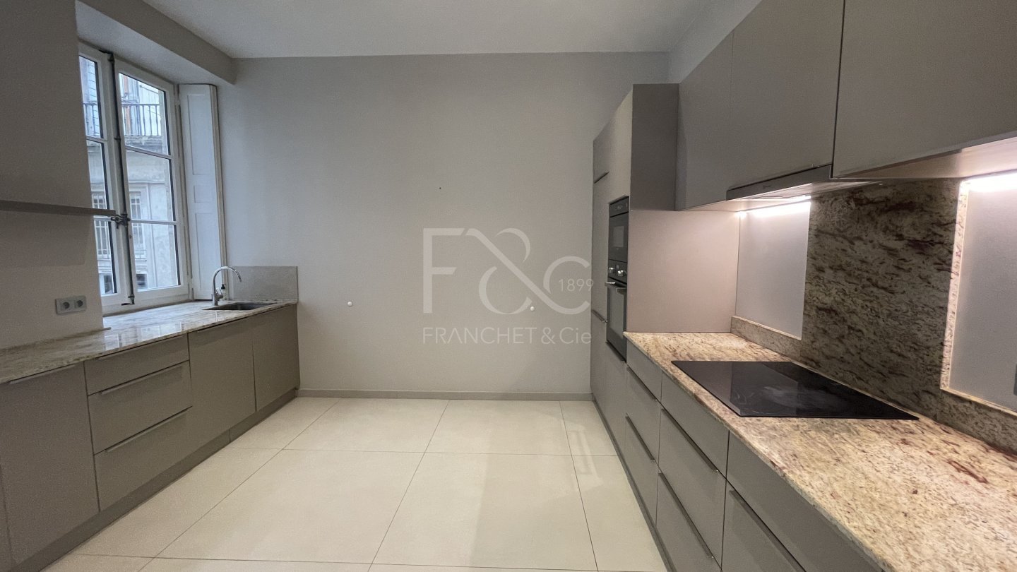 APPARTEMENT T5 A LOUER - LYON 6EME ARRONDISSEMENT - 149.7 m2 - 2�293�&euro; charges comprises par mois