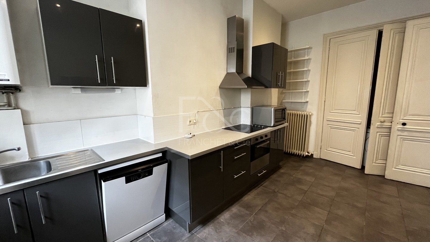 APPARTEMENT T5 A LOUER - LYON 6EME ARRONDISSEMENT - 169.96 m2 - 2�581�&euro; charges comprises par mois