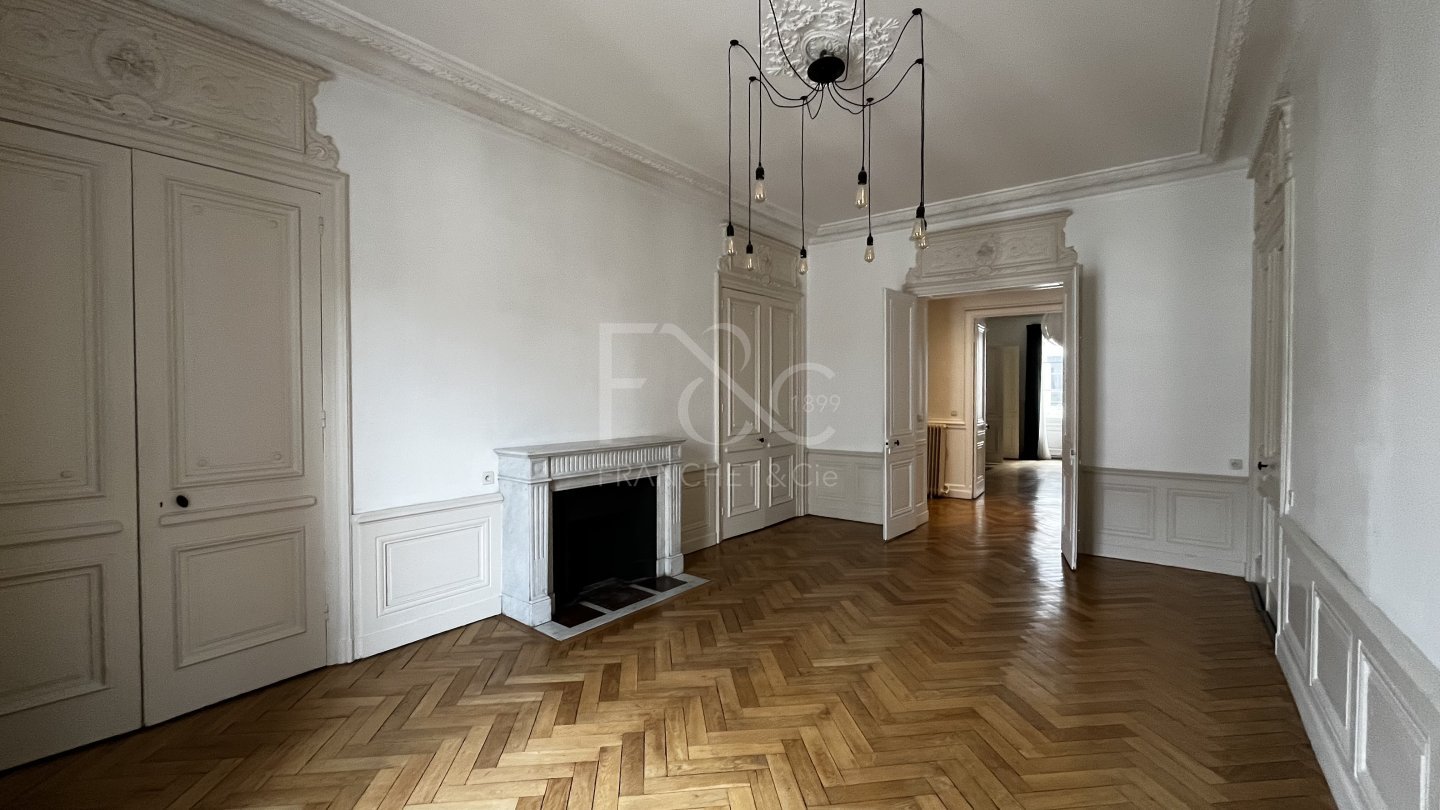 APPARTEMENT T5 A LOUER - LYON 6EME ARRONDISSEMENT - 169.96 m2 - 2�581�&euro; charges comprises par mois