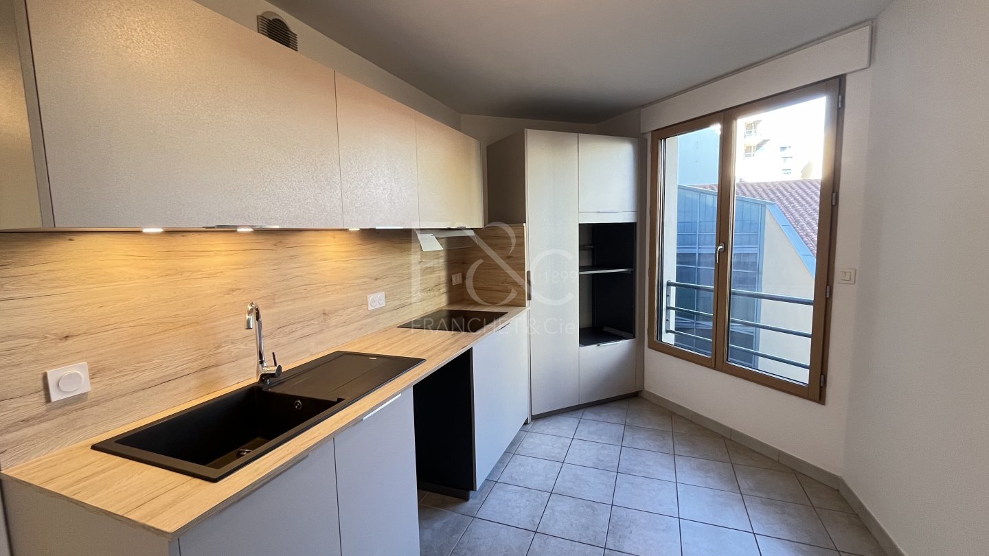 APPARTEMENT T5 A LOUER - LYON 8EME ARRONDISSEMENT Montplaisir Nord - 109.25 m2 - 1 790 &euro; charges comprises par mois