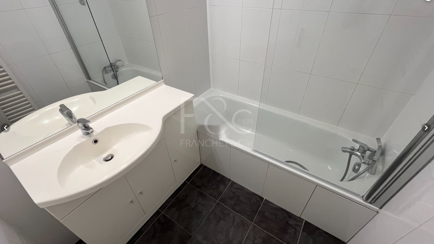 APPARTEMENT T5 A LOUER - LYON 8EME ARRONDISSEMENT Montplaisir Nord - 109.25 m2 - 1 765 &euro; charges comprises par mois