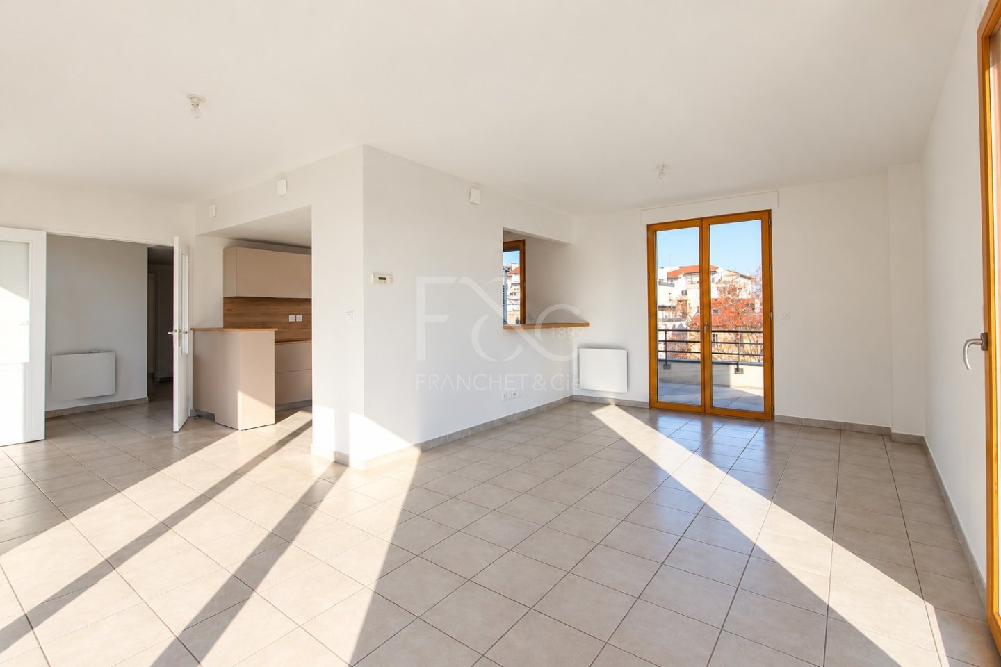 APPARTEMENT T5 A LOUER - LYON 8EME ARRONDISSEMENT Montplaisir Nord - 116.25 m2 - 2 350 &euro; charges comprises par mois