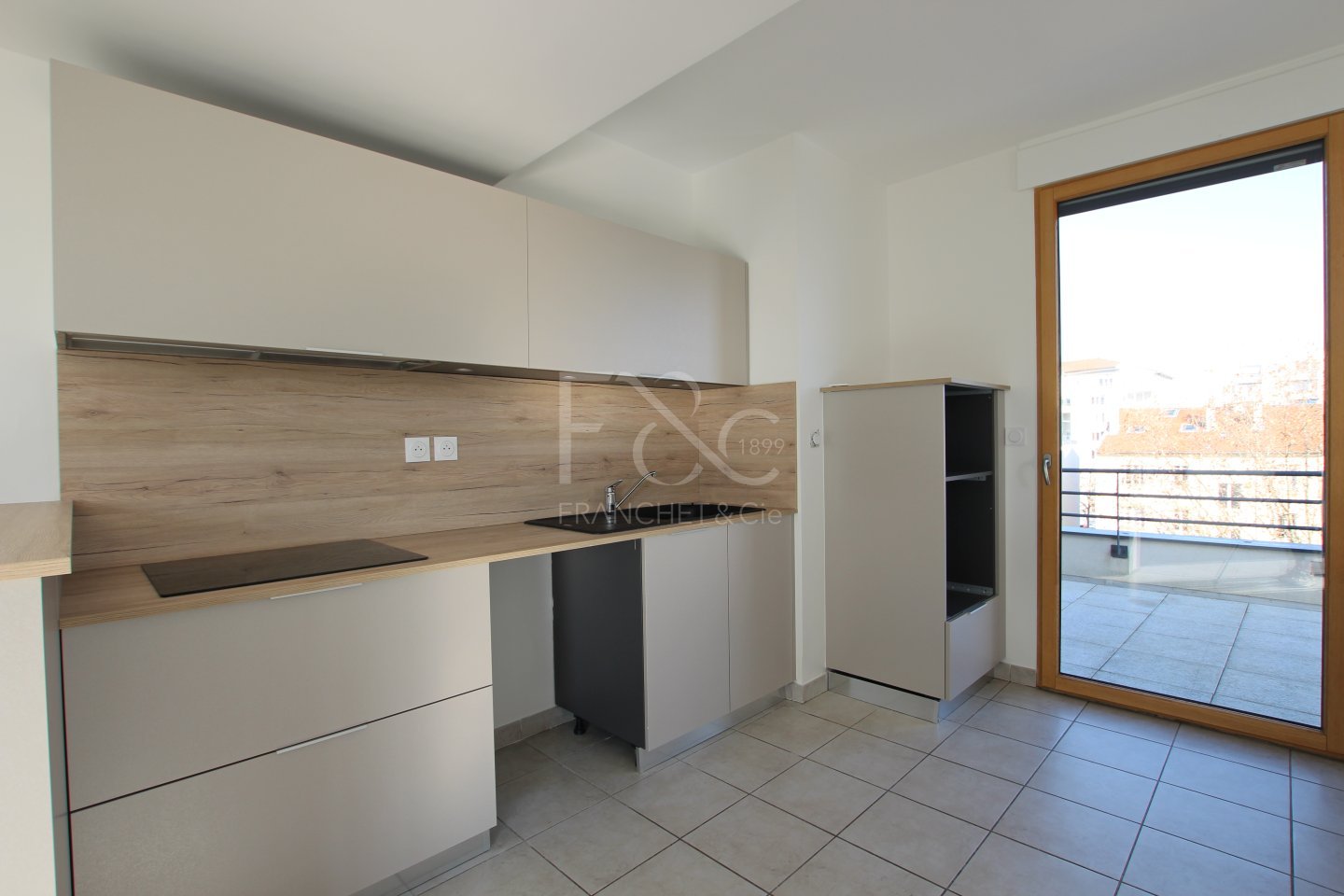 APPARTEMENT T5 A LOUER - LYON 8EME ARRONDISSEMENT Montplaisir Nord - 116.25 m2 - 2 350 &euro; charges comprises par mois