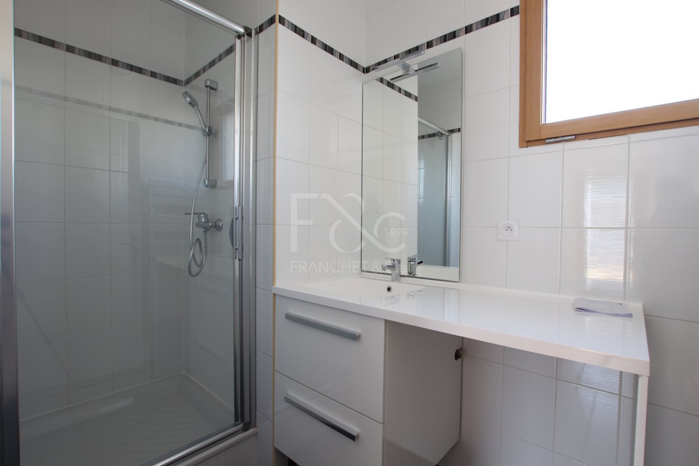 APPARTEMENT T5 A LOUER - LYON 8EME ARRONDISSEMENT Montplaisir Nord - 116.25 m2 - 2 350 &euro; charges comprises par mois