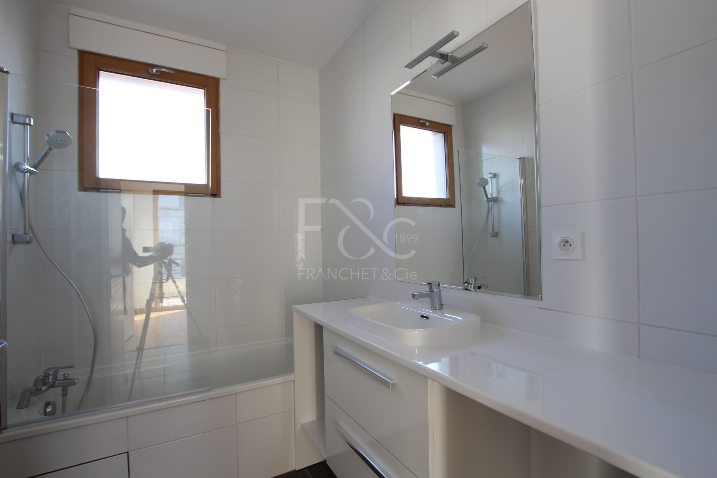 APPARTEMENT T5 A LOUER - LYON 8EME ARRONDISSEMENT Montplaisir Nord - 116.25 m2 - 2 350 &euro; charges comprises par mois