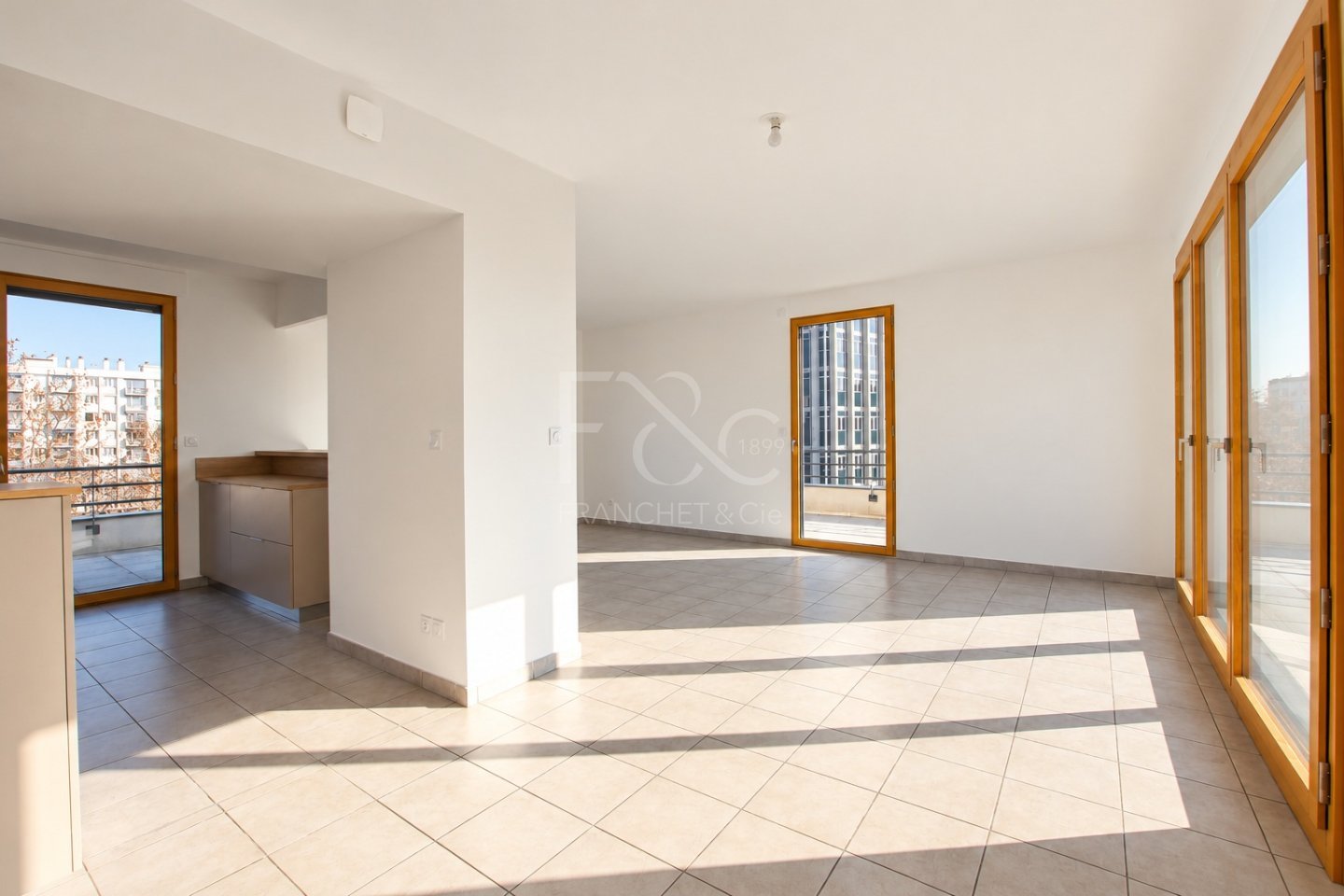 APPARTEMENT T5 A LOUER - LYON 8EME ARRONDISSEMENT Montplaisir Nord - 116.25 m2 - 2 350 &euro; charges comprises par mois