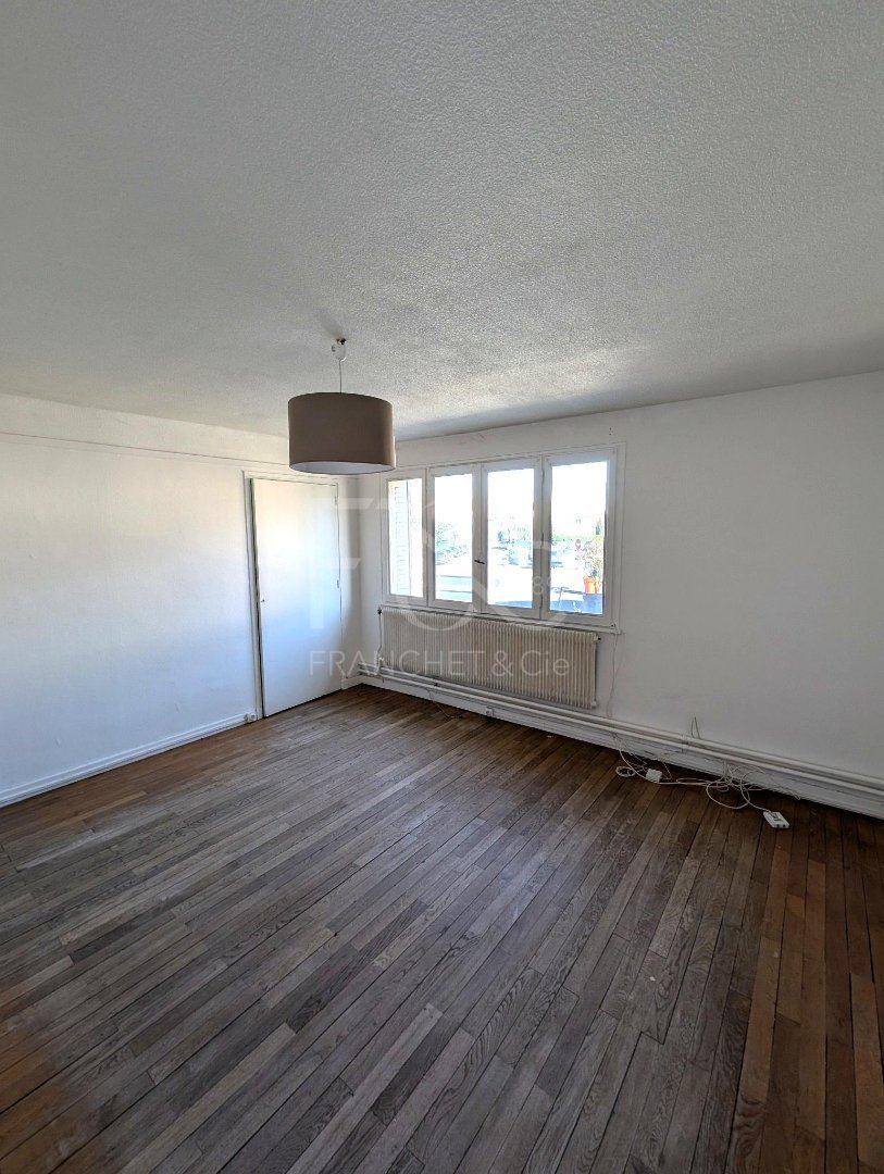 Appartement T5 lumineux avec jardin privatif à Francheville – Travaux et rénovation énergétique en cours