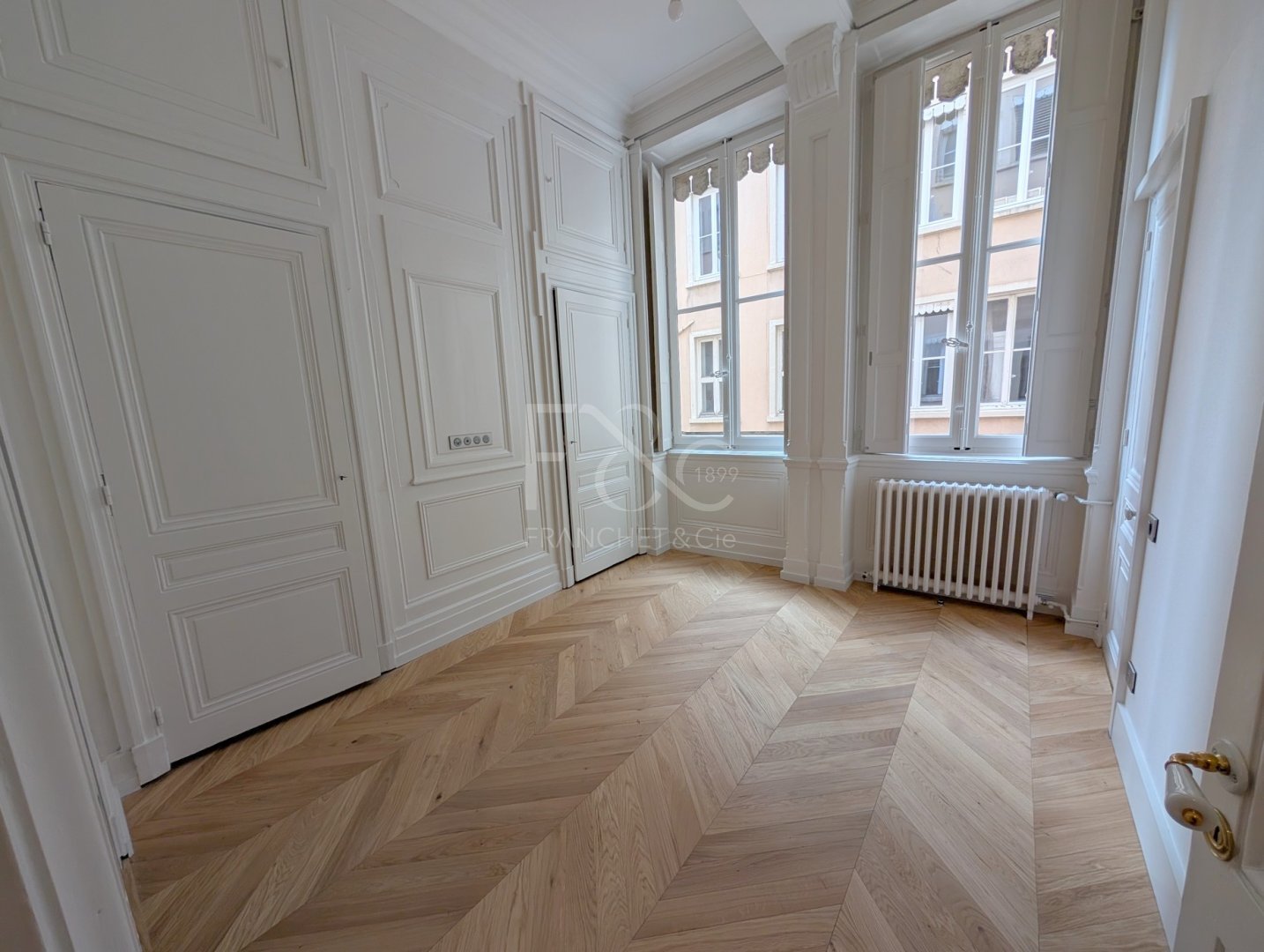 APPARTEMENT T6 A LOUER - LYON 2EME ARRONDISSEMENT - 180 m2 - 3�185�&euro; charges comprises par mois