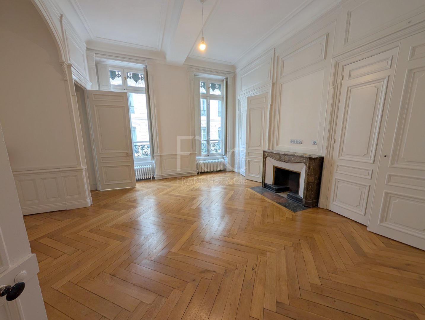 APPARTEMENT T6 A LOUER - LYON 2EME ARRONDISSEMENT - 180 m2 - 3�185�&euro; charges comprises par mois