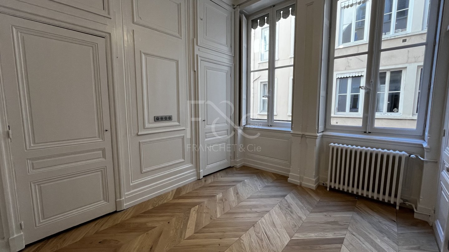 APPARTEMENT T6 A LOUER - LYON 2EME ARRONDISSEMENT - 180 m2 - 3 185 &euro; charges comprises par mois