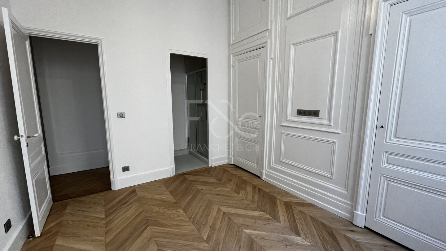 APPARTEMENT T6 A LOUER - LYON 2EME ARRONDISSEMENT - 180 m2 - 3 185 &euro; charges comprises par mois