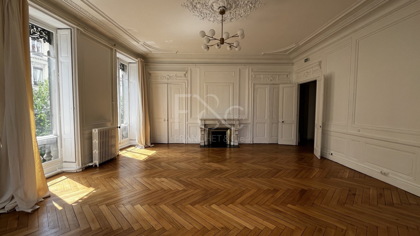 APPARTEMENT T6 A LOUER - LYON 3EME ARRONDISSEMENT - 212.97 m2 - 3 130 &euro; charges comprises par mois
