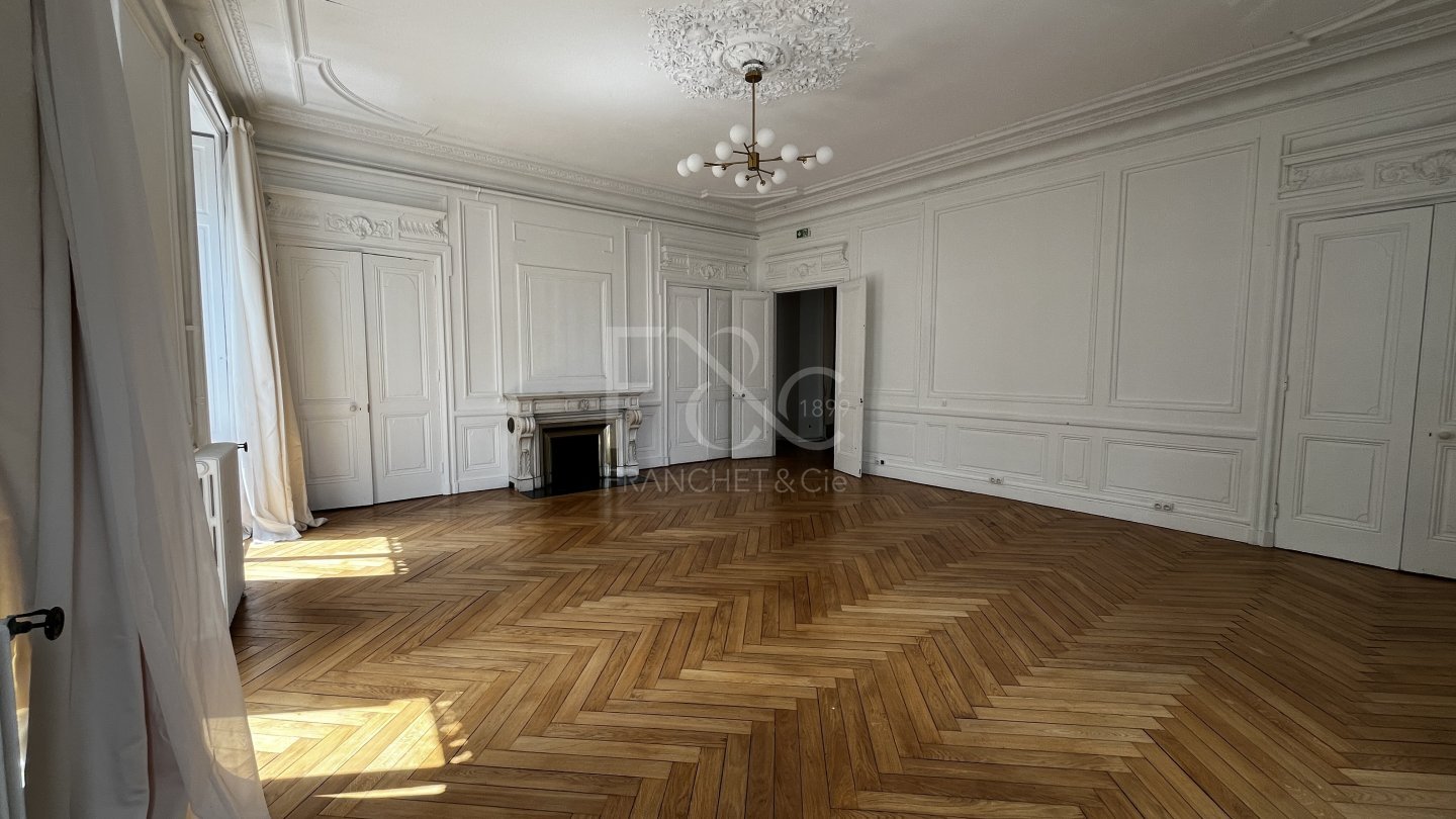 APPARTEMENT T6 A LOUER - LYON 3EME ARRONDISSEMENT - 212.97 m2 - 3 130 &euro; charges comprises par mois