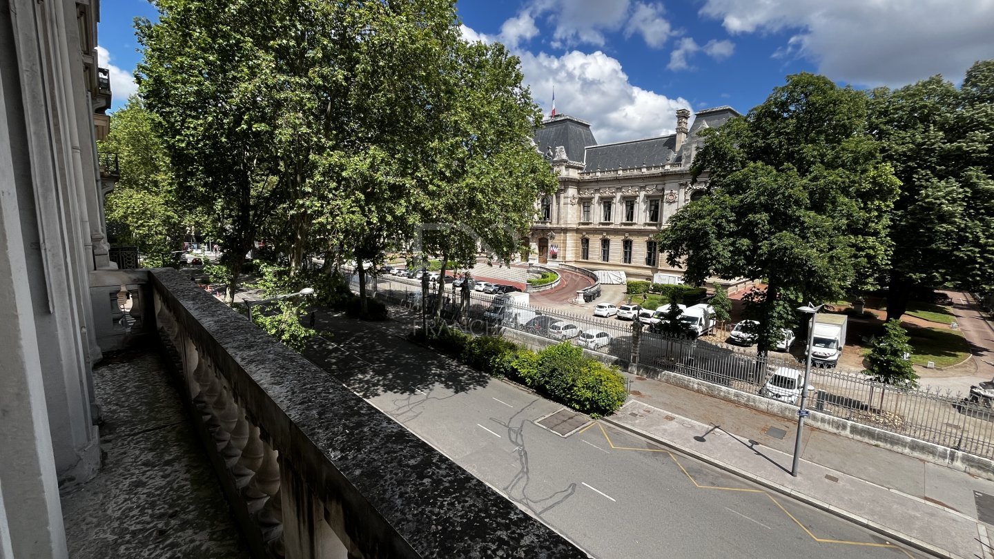 APPARTEMENT T6 A LOUER - LYON 3EME ARRONDISSEMENT - 212.97 m2 - 3 130 &euro; charges comprises par mois