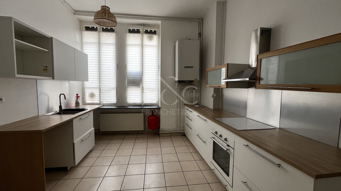 APPARTEMENT T6 A LOUER - LYON 3EME ARRONDISSEMENT - 212.97 m2 - 3 130 &euro; charges comprises par mois