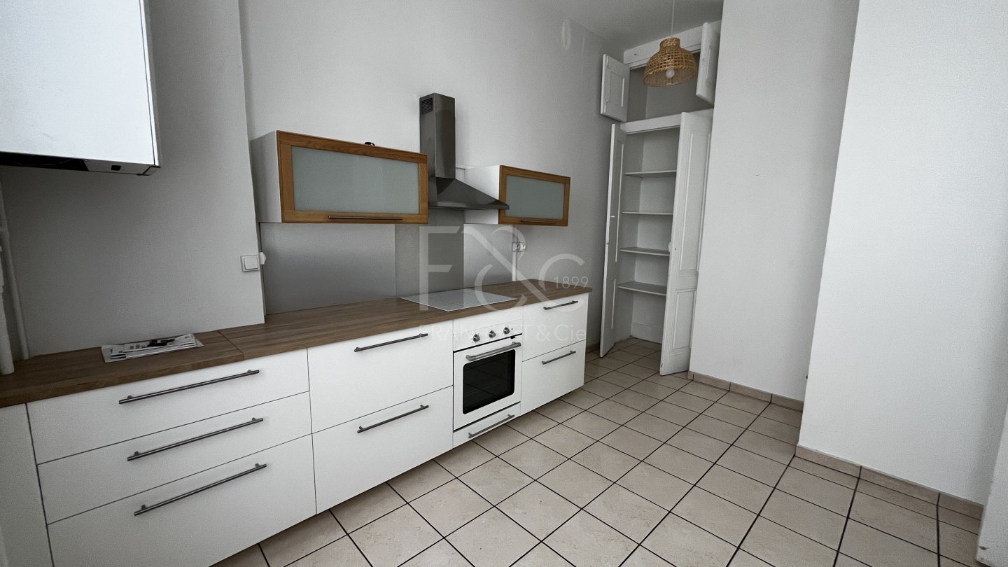 APPARTEMENT T6 A LOUER - LYON 3EME ARRONDISSEMENT - 212.97 m2 - 3 130 &euro; charges comprises par mois