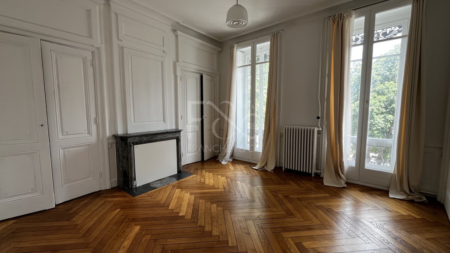 APPARTEMENT T6 A LOUER - LYON 3EME ARRONDISSEMENT - 212.97 m2 - 3 130 &euro; charges comprises par mois