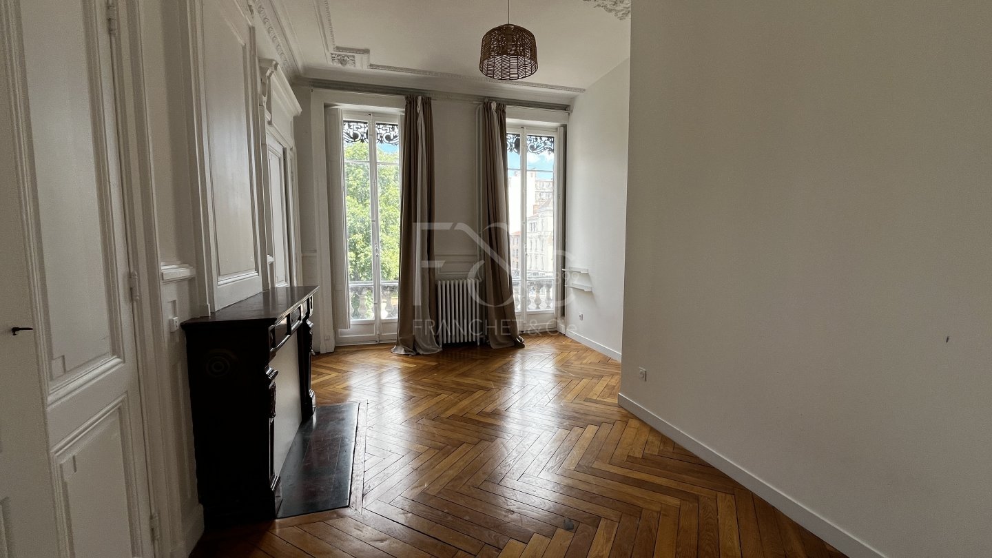 APPARTEMENT T6 A LOUER - LYON 3EME ARRONDISSEMENT - 212.97 m2 - 3 130 &euro; charges comprises par mois