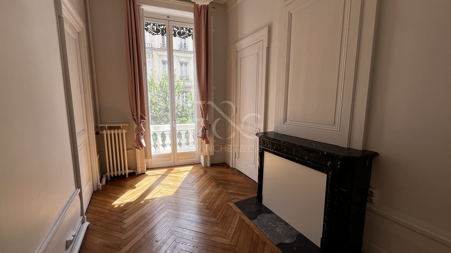 APPARTEMENT T6 A LOUER - LYON 3EME ARRONDISSEMENT - 212.97 m2 - 3 130 &euro; charges comprises par mois