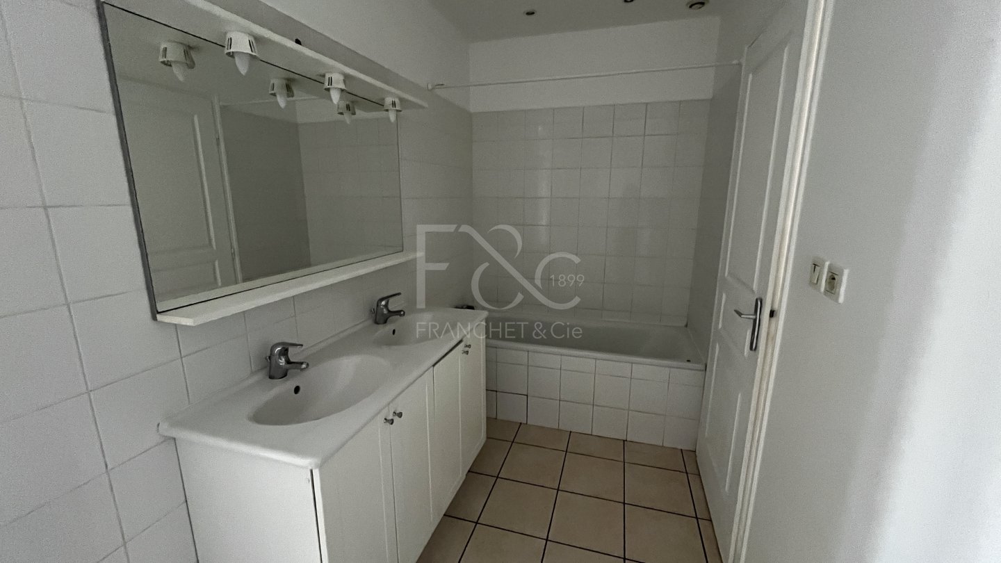 APPARTEMENT T6 A LOUER - LYON 3EME ARRONDISSEMENT - 212.97 m2 - 3 130 &euro; charges comprises par mois