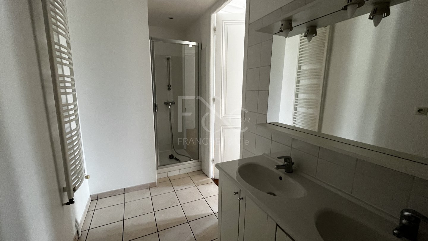 APPARTEMENT T6 A LOUER - LYON 3EME ARRONDISSEMENT - 212.97 m2 - 3 130 &euro; charges comprises par mois